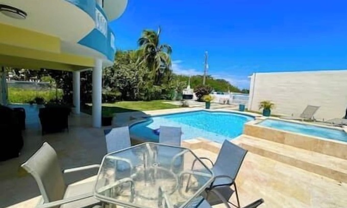 Zarzal Villa | 2 min walk to beach! Villa w/pool/hot tub/sleeps 10+