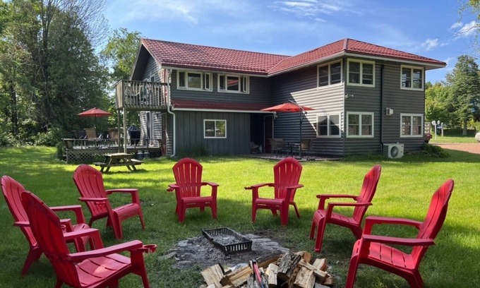 Port Elgin House | 2 Mins to Water, entire house in Port Elgin sleeps 8 and comes with Free Parking