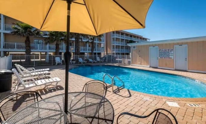 El Centro Beach Condo | 2 minute walk to the beach ~ 2 pools and a balcony-Sleeps 4