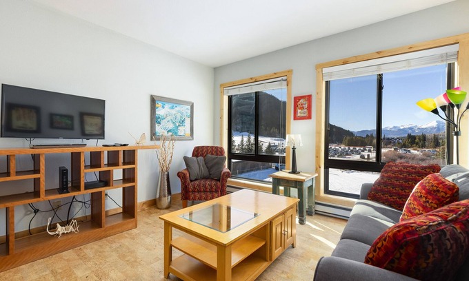Mountain House Condo | 2 Minute Walk to the Lifts/Spacious Studio/Shared Hot Tub