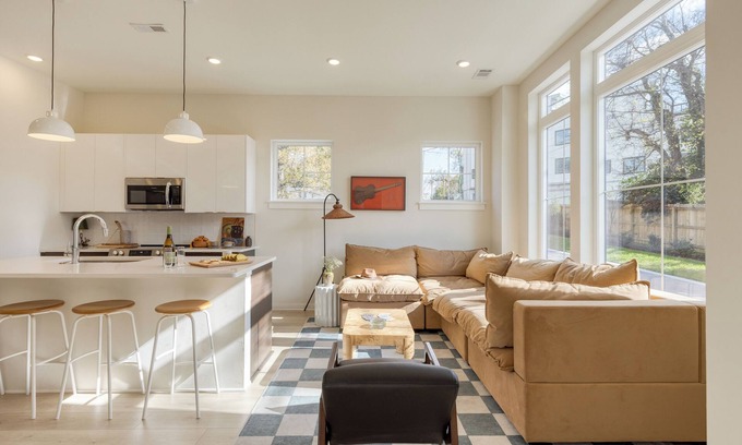 Talbot's Corner House | 2 New Townhomes w/Balcony, Mins to Broadway, Sleeps 16 | 98 Degrees & The Stage