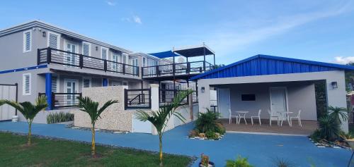 Caimital Bajo House | 2 PALMAS STR