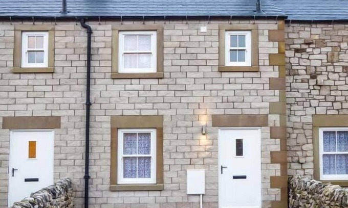 Blackwell in the Peak Cottage | 2 PRIMITIVE CROFT, pet friendly, with open fire in Chelmorton