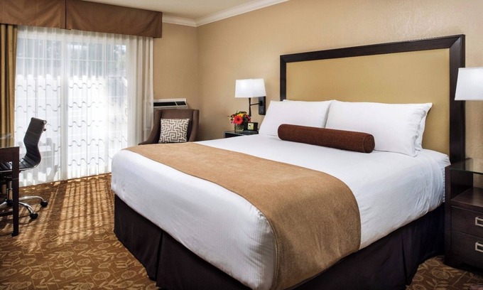 Barron Park House | 2 Quiet Room with Free Breakfast, Heated Pool & Parking Near Stanford