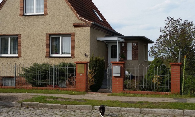 Altglienicke Apartment | 2-room apartment for 3-4 persons in a quiet location on the outskirts of Berlin.