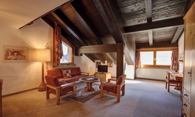 Silvaplana Apartment | 2-room flat with lake view on the 4th floor