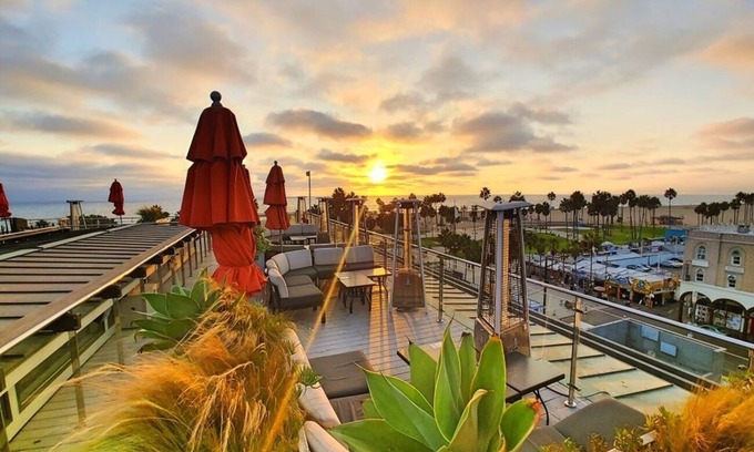 Venice Hotel | 2 SoCal Style Rooms in Venice | Balcony | Free Breakfast | Rooftop
