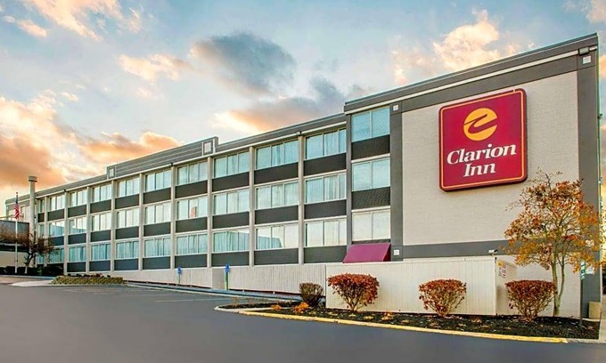Englewood Hotel | 2-Star Hotel ∙ Clarion Inn Dayton Airport