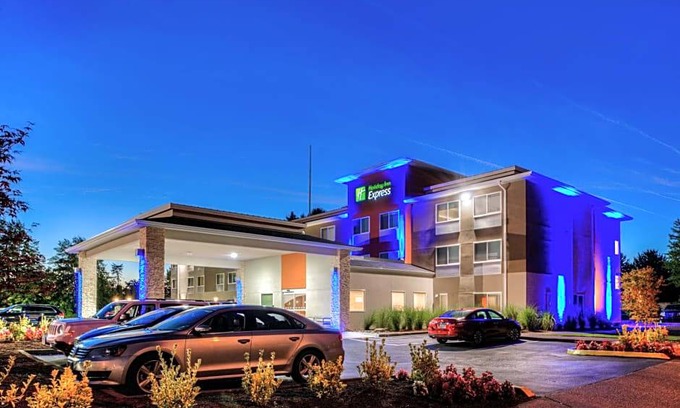 Newberg Hotel | 2-Star Hotel ∙ Holiday Inn Express Newberg - Wine Country, an IHG Hotel