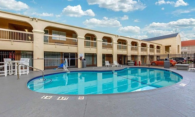 Clute Hotel | 2-Star Hotel ∙ Quality Inn Clute Freeport