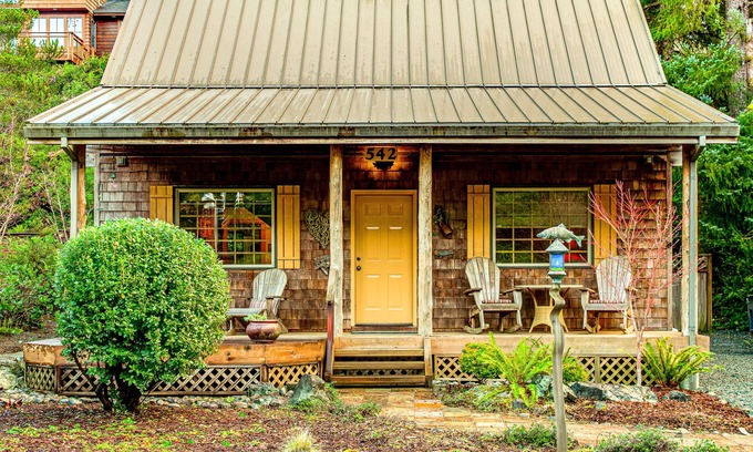 Manzanita Cabin | 2-story dog-friendly 1 block from the beach with deck, patio, gas fireplace, W/D