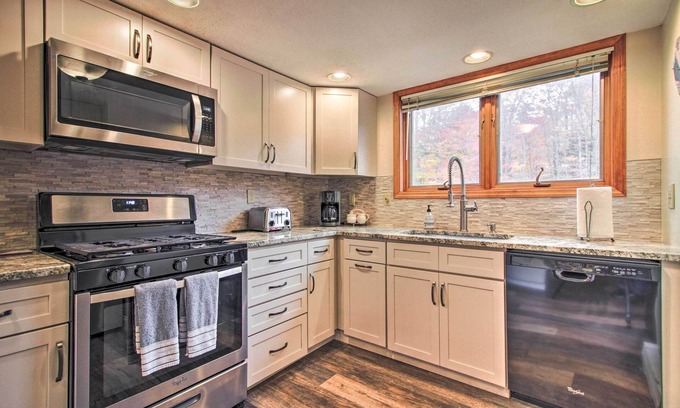 Killington Apartment | 2-story Townhouse - 1 Mi to Killington Ski Area!