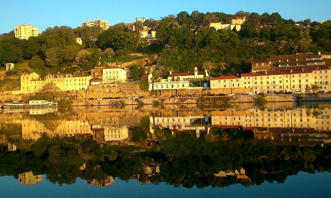 2nd Arrondissement Boat Rental | 2 to 4 berth rooms on Bateau Lyon-Centre