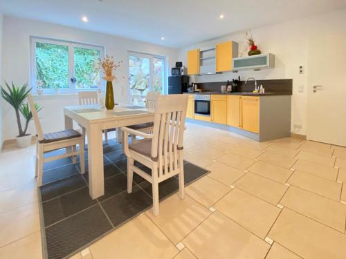 Gaertringen Apartment | 2 Zimmer Apartment, 70 qm, max 4 Pers, private Terasse, 2 Parkplätze, Internet 250 MBit