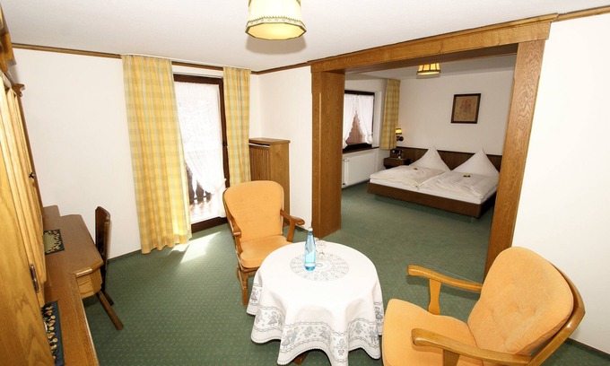 Haeusern Apartment | 2-Zimmer-Suite mit offenem Durchgang vom Schlaf- zum Wohnzimmer, Wireless Lan (Wlan),