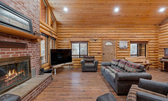 Hanna Cabin | 20 Acres! Arcade Games! Backs to River! Sleeps 22!