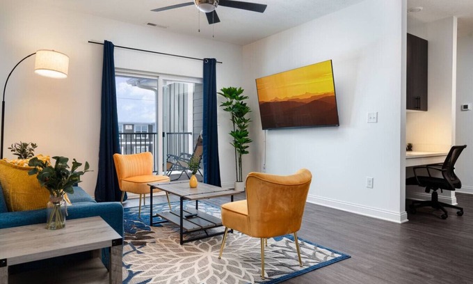 Whitestown Apartment | 20 mins DT | Sleeps 9 | Sunrise Glow Spacious Gym
