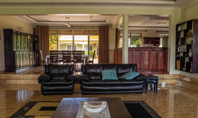 Nakasongola House | 20 mins to Ziwa Rhino Sanctuary- Farm Stay with garden views