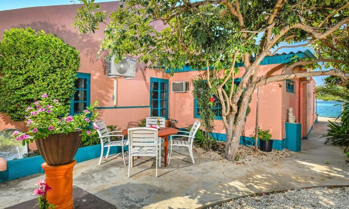 Savaneta House | 20% OFF FOR FIRST 3 BOOKINGS - NEW Listing - Beachside One-Bedroom Suite