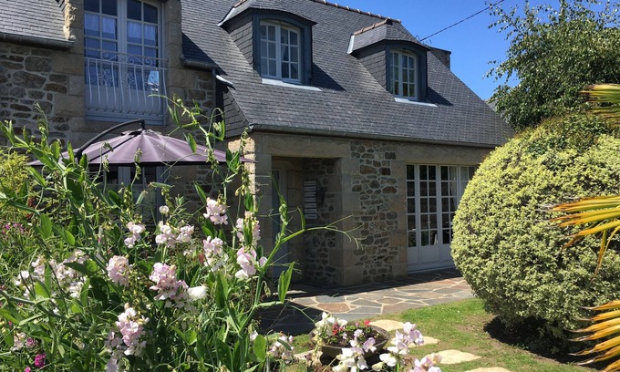 Saint-Lunaire House | 200 m from BEACH stone house with mature garden