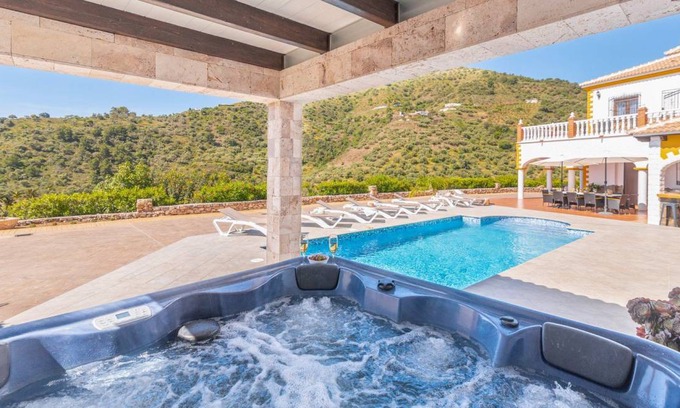 Sayalonga House | 200 m² House ∙ 6 bedrooms ∙ 12 guests