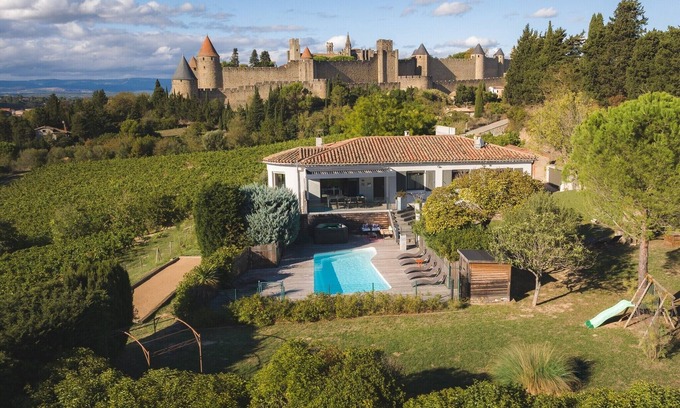Carcassonne Villa | 200 meters from the Cité, luxury 2jacuzzis villa and heated swimming pool