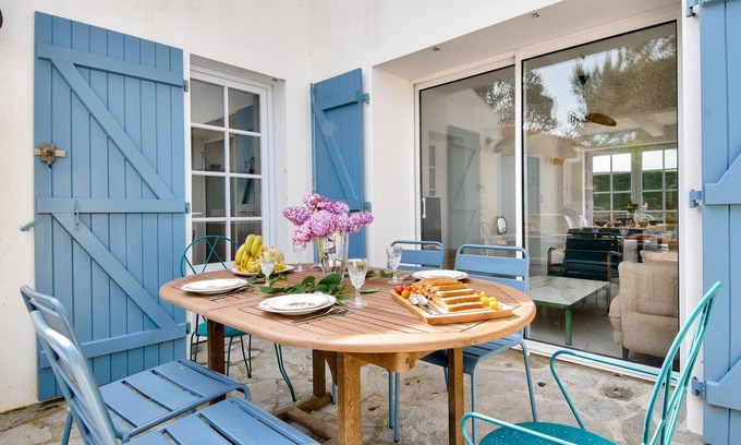 Noirmoutier-en-l'Ile Ski Chalet | 200m from the beach-House at Vieil-For 4-Garden