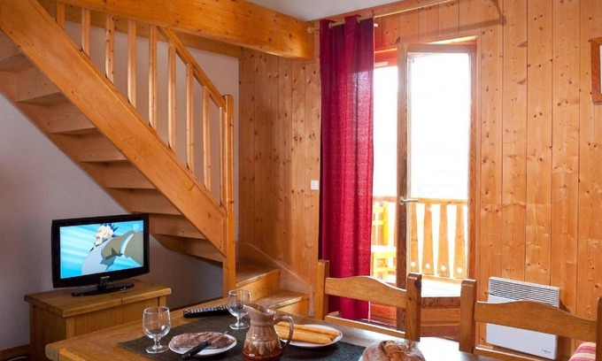 Saint-Sorlin-d'Arves Apartment | 200m from ski slopes, fitness, swimming pool, terrace, balcony, parking, 35-40m²