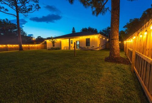 Jupiter House | 2023 Built! FineArt, Putt-Putt, Hammock, Backyard, Pet and Kid friendly