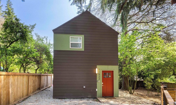 Northgate House | 2025 Built Modern Retreat w/3 AC in Safe Location