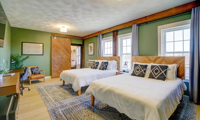 Waunakee Hotel | 204 - Double Queen