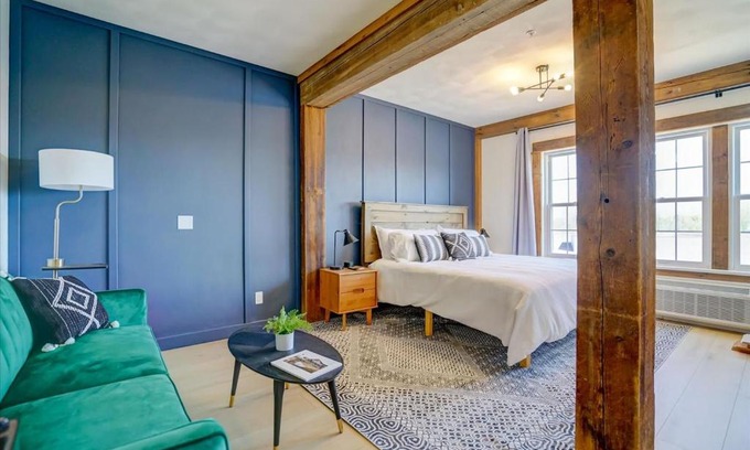 Waunakee Hotel | 206 - King Suite