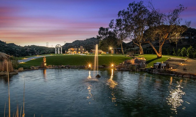 Chatsworth House | 21+ Acre Private Retreat with Breathtaking Views of Los Angeles
