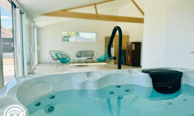 La Roche-sur-Yon Cottage | 220 m² Cabin ∙ 6 bedrooms ∙ 12 guests