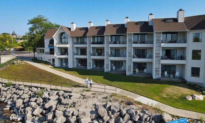 Charlevoix House | 223 Edgewater Inn