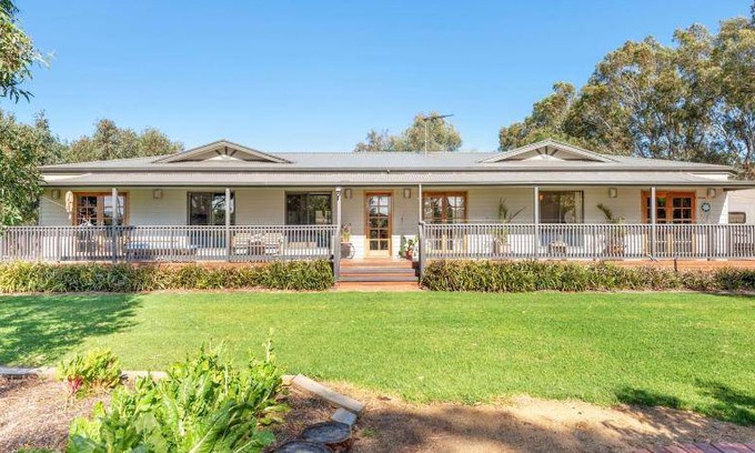McLaren Vale House | 223 m² House ∙ 4 bedrooms ∙ 8 guests