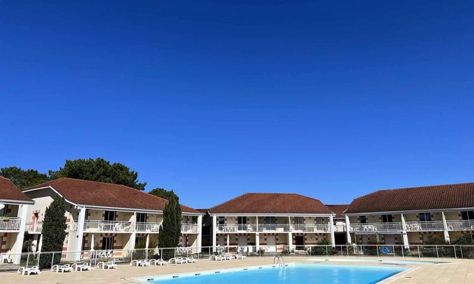 Le Verdon-sur-Mer Apartment | 226 - Comfortable apartment in a residence with swimming pool in Le Verdon sur Mer