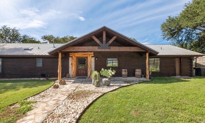 Kerrville House | 228 m² House ∙ 4 bedrooms ∙ 9 guests