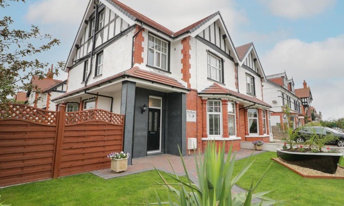 Llandudno House | 23 Carmen Sylva Road