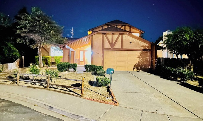 Sparks House | 23 Minutes To Tesla, 9 Beds
