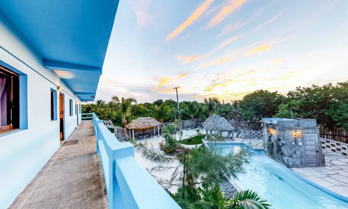Caye Caulker Hotel | 230 m² Motel ∙ 8 bedrooms ∙ 21 guests