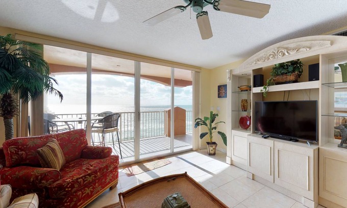Redington Beach Condo | 232 m² Condo ∙ 3 bedrooms ∙ 6 guests