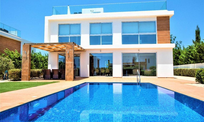 Peyia Town House | 240 m² House ∙ 4 bedrooms ∙ 8 guests