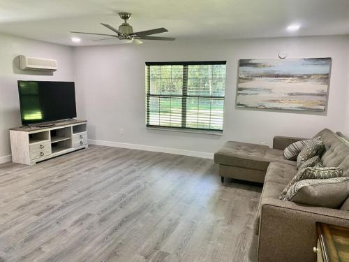 Gainesville House | 2400 heated sqft Centrally located majestic house with king beds