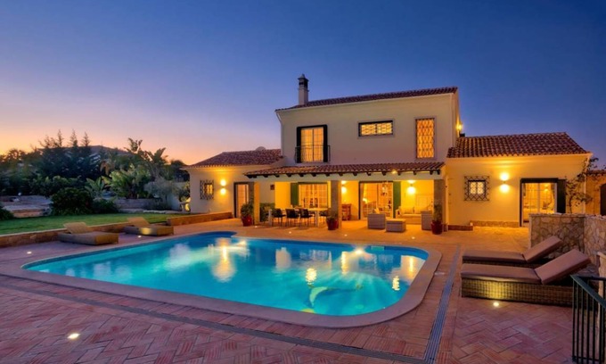 Fialho Villa | 245 m² Villa ∙ 4 bedrooms ∙ 8 guests