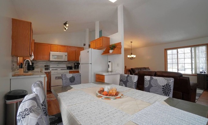 Shakopee House | 249) Perfect for larger groups!