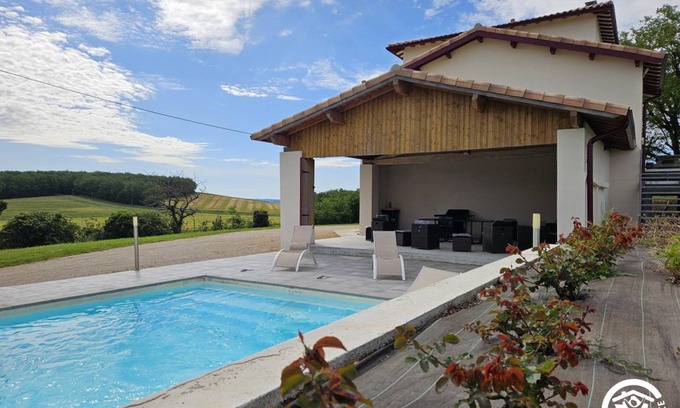 Giroussens House | 250 m² Gîte ∙ 6 bedrooms ∙ 12 guests