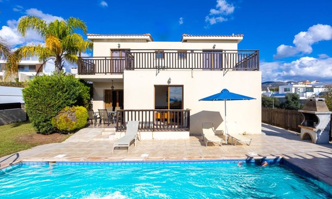 Peyia Town Villa | 250 m² Villa ∙ 4 bedrooms ∙ 8 guests