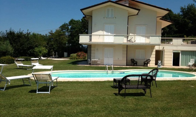 Montelabbate Villa | 250 m² Villa ∙ 5 bedrooms ∙ 11 guests