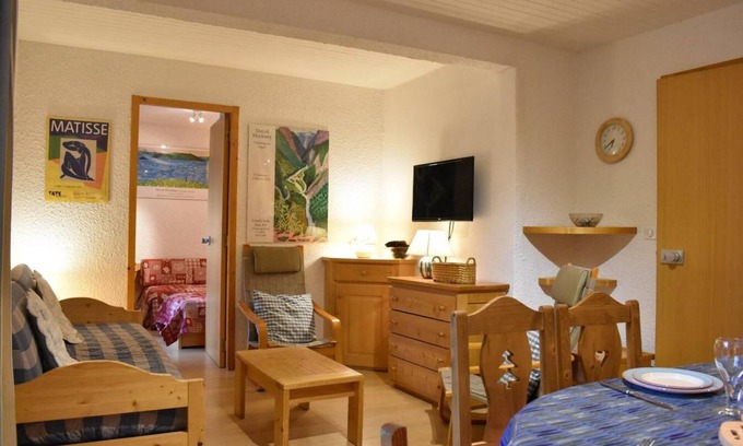Meribel Apartment | 250m from ski slopes, 2nd floor, balcony, tv, ski locker, 50m², Méribel